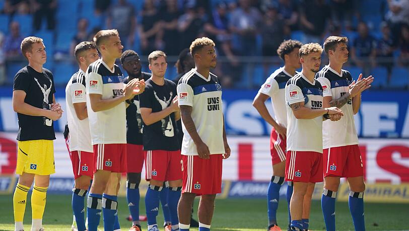HSV-Spieler stehen nach Spielende auf dem Platz.