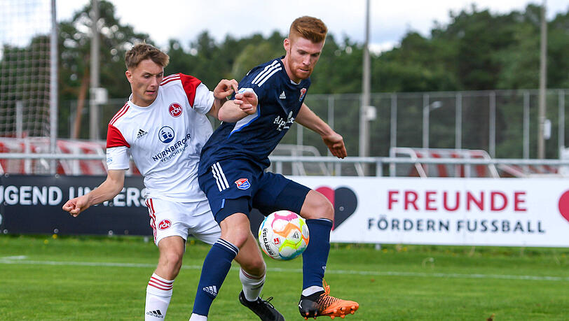 Mathias Fetsch (rechts) kommt mit seiner SpVgg Unterhaching nicht über ein 1:1 gegen den FC Nürnberg II