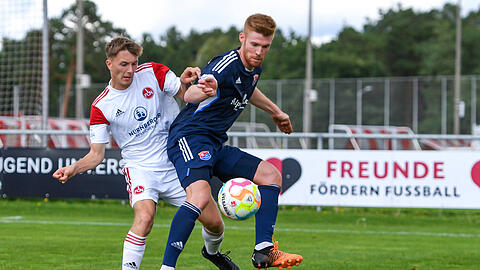 Mathias Fetsch (rechts) kommt mit seiner SpVgg Unterhaching nicht über ein 1:1 gegen den FC Nürnberg II