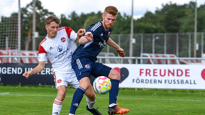 Mathias Fetsch (rechts) kommt mit seiner SpVgg Unterhaching nicht über ein 1:1 gegen den FC Nürnberg II