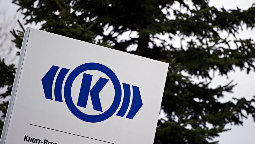 Das Logo der Knorr-Bremse AG ist auf einem Schild an der Zentrale des Unternehmens zu sehen.