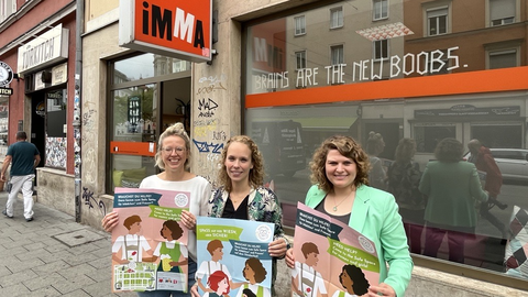 Das heutige Organisationsteam der "Sicheren Wiesn" vor dem Verein Imma in der Humboldstraße: Kristina Gottlöber (v.l.), Lisa Löffler und Manuela Soller.