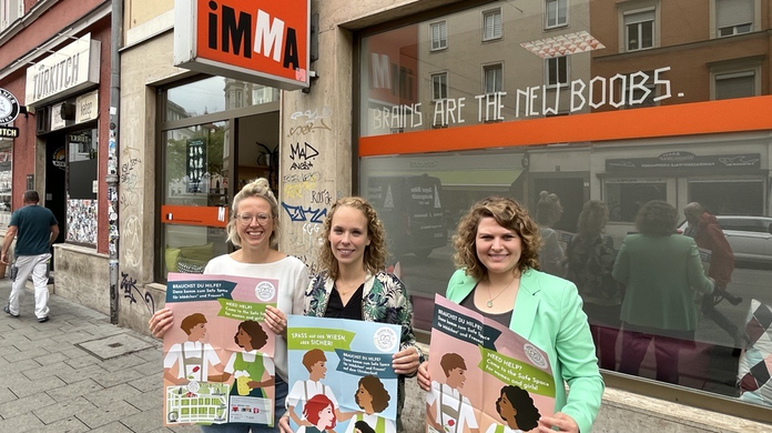 Das heutige Organisationsteam der "Sicheren Wiesn" vor dem Verein Imma in der Humboldstraße: Kristina Gottlöber (v.l.), Lisa Löffler und Manuela Soller.