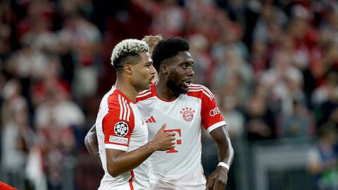 Serge Gnabry (l.) und Alphonso Davies werden beim FC Bayern jetzt wieder zu echten Alternativen.