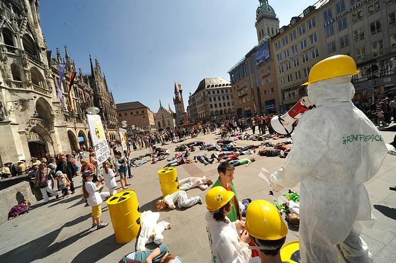 Auf dem Marienplatz demonstrieren Atomkraftgegner am Samstag gegen die Atomkraft.