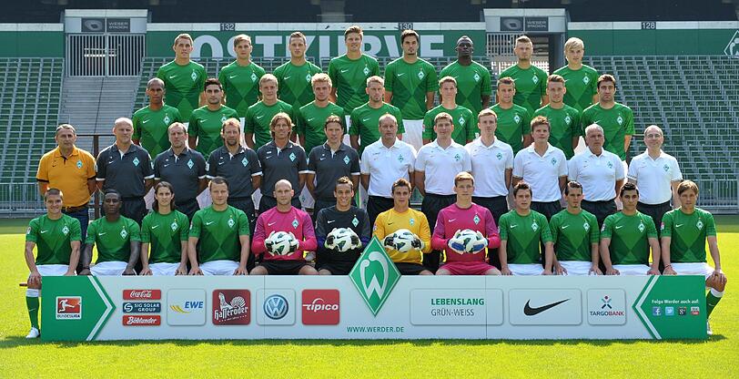 Die Mannschaft des SV Werder Bremen: Untere Reihe von links: Aleksandar Ignjovski, Eljero Elia, Pedrag Stevanovic, Philipp Bargfrede, Christian Vander, Raphael Wolf, Sebastian Mielitz, Richard Strebinger, Zlatko Junuzovic, Aleksandar Stevanovic, Özkan Yildirim, Clemens Fritz. Zweite Reihe von links: Klaus Allofs (Vorsitzender der Geschäftsführung und Geschäftsführer Profifußball und Öffentlichkeitsarbeit), Thomas Schaaf (Chef-Trainer), Matthias Hönerbach (Co-Trainer), Wolfgang Rolff (Co-Trainer), Michael Kraft (Torwart-Trainer), Reinhard Schnittker (Athletik-Trainer), Uwe Behrens (Zeugwart), Jürgen Tölle (Physiotherapeut), Sven Plagge (Physiotherapeut), Florian Lauerer (Physiotherapeut), Fritz Munder (Zeugwart), Götz Dimanski (Mannschaftarzt). Dritte Reihe von links: Theodor Gebre Selassie, Mehmet Ekici, Felix Kroos, Florian Trinks, Aaron Hunt, Johannes Wurtz, Lukas Schmitz, Tom Trybull, Sokratis Papastathopoulos. Obere Reihe von links: Nils Petersen, Niclas Füllkrug, Marko Arnautovic, Sebastian Prödl, Denni Avdic, Assani Lukimya-Mulongoti, Florian Hartherz und Cimo Röcker.