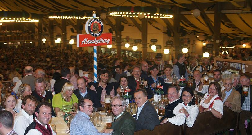 Beim AZ-Wiesn-Stammtisch im Winzerer Fähndl (von links oben im Uhrzeigersinn): Dieter Reiter, Claudia Roth, Johannes Friedmann, Jonas Kaufmann, Edith von Welser-Ude, Christian Ude, Josef E. Köpplinger, Margarete Joswig, Joseph Vilsmaier, Christian Winkler, Angela Böhm, Dieter Schmitt, Dieter Schneider, Sabine Leutheusser-Schnarrenberger, Regine Sixt, Wolfgang Heubisch, Nikolaus Bachler, Toni Schmid, Robert Braunmüller, Arno Makowsky, Florian Brugger, Brigitte Hobmeier, Katja Wunderlich.