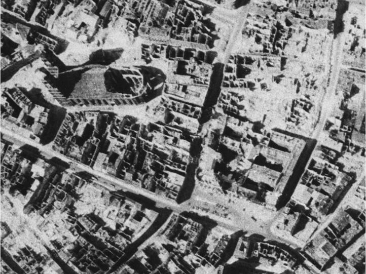 1945: Davon ist nach der Bombardierung wenig übrig geblieben. Hinterm Rathaus: eine Ödnis.