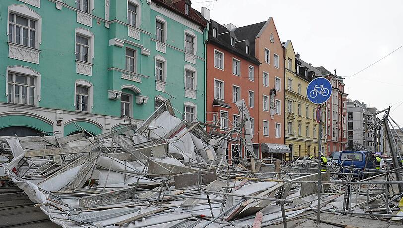 10. Januar: Sturm "Elon" fegt durch die Stadt, überall im Stadtgebiet werden unter anderem Bauzäune umgeweht. 10. Januar: Sturm "Elon" fegt durch die Stadt, überall im Stadtgebiet werden unter anderem Bauzäune umgeweht.