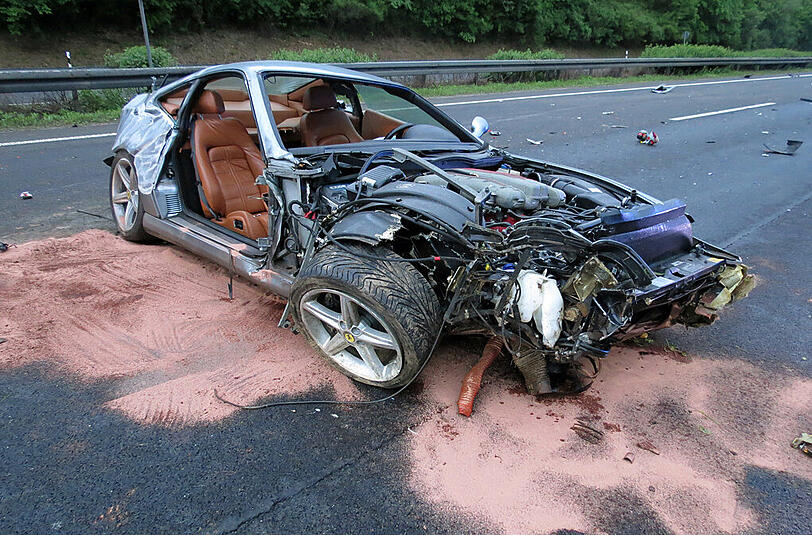 Das Wrack des Ferrari liegt am Sonntag auf der Autobahn Hannover-Kassel (A 7). Der Sportwagen ist komplett ausgebrannt.