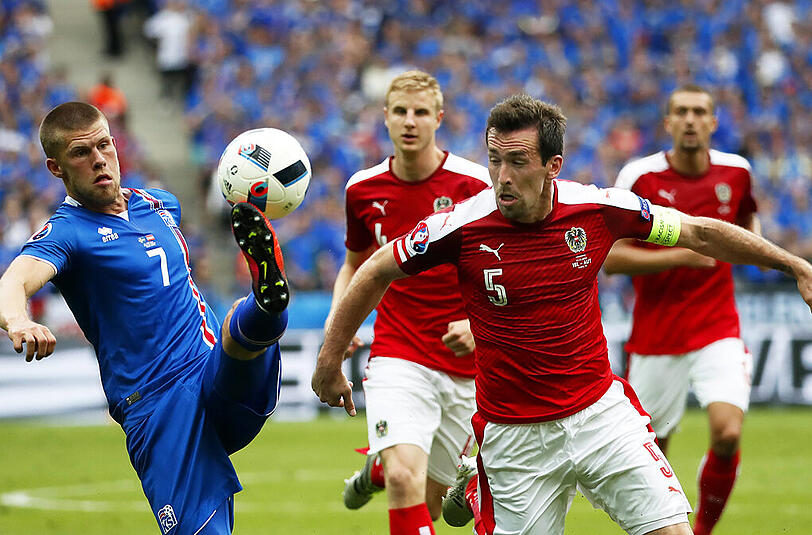 Christian Fuchs (r.) im EM-Spiel Österreich gegen Island.
