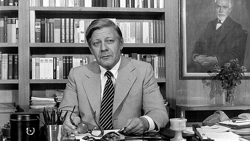 Das Zentrum der Macht: Das Büro des früheren Kanzlers Helmut Schmidt im ehemaligen Kanzleramt in Bonn sieht heute wieder aus wie damals. Möbel, Einrichtungsgegenstände, Bücher, Fotos und Erinnerungsstücke – alles original. Das Zentrum der Macht: Das Büro des früheren Kanzlers Helmut Schmidt im ehemaligen Kanzleramt in Bonn sieht heute wieder aus wie damals. Möbel, Einrichtungsgegenstände, Bücher, Fotos und Erinnerungsstücke – alles original.