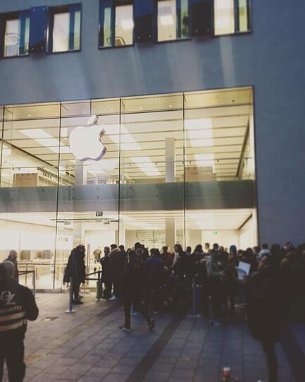 Die Rosenstraße in der Münchner Altstadt: Hunderte stehen am Freitagmorgen vor dem Apple-Store Schlange, sie alle wollen das neue iPhone X.