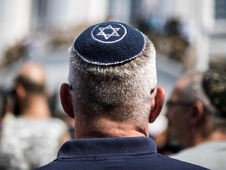 Etwa jeder dritte EU-Bürger nimmt einer Studie zufolge einen Anstieg von Antisemitismus in seinem Land wahr.