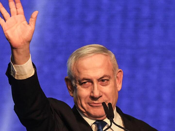 Benjamin Netanjahu, Ministerpräsident von Israel, winkt nach der Wahl seinen Anhängern.