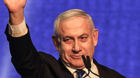 Benjamin Netanjahu, Ministerpräsident von Israel, winkt nach der Wahl seinen Anhängern.