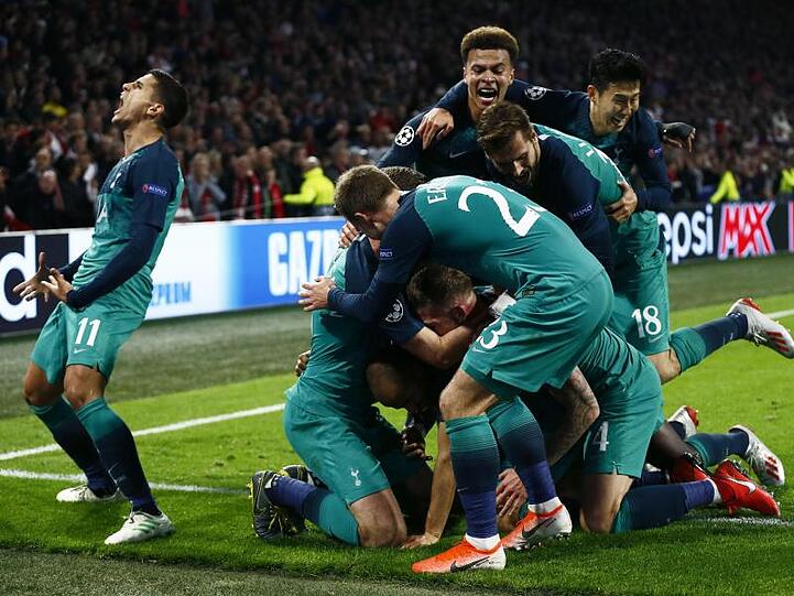 Die Spieler von Tottenham Hotspur feiern den allesentscheidenden Treffer von Lucas Moura zum 3:2 gegen Ajax Amsterdam.