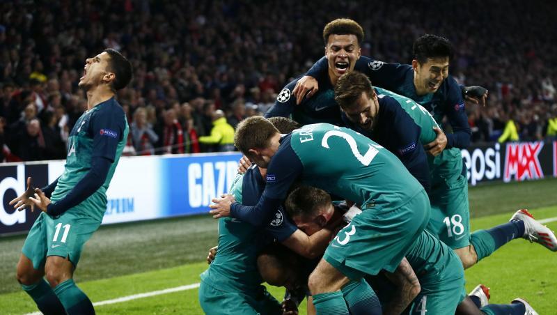 Die Spieler von Tottenham Hotspur feiern den allesentscheidenden Treffer von Lucas Moura zum 3:2 gegen Ajax Amsterdam. Die Spieler von Tottenham Hotspur feiern den allesentscheidenden Treffer von Lucas Moura zum 3:2 gegen Ajax Amsterdam.