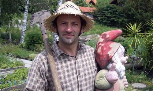 Der Moderator vom "Freizeitmagazin": Max Schmidt macht alles, hier sammelt er Kräuter und Blumen für leckere Gerichte
