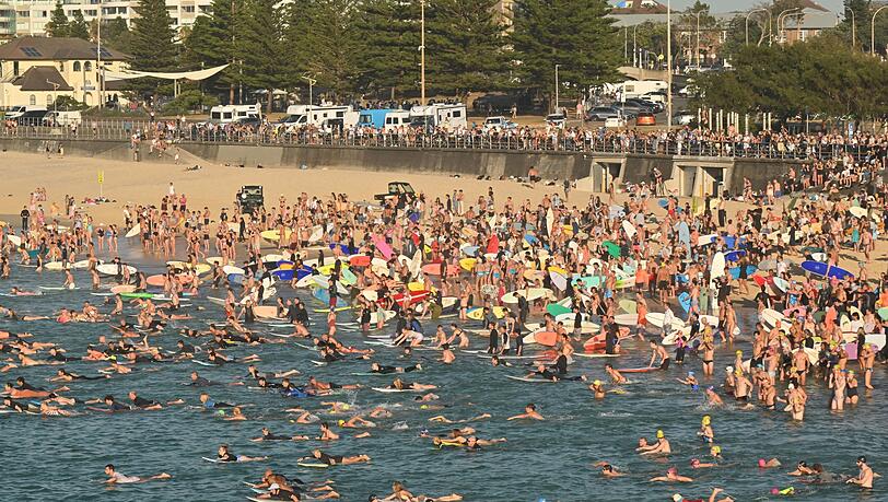 Surfer gedenken am Bondi Beach der Terroropfer.