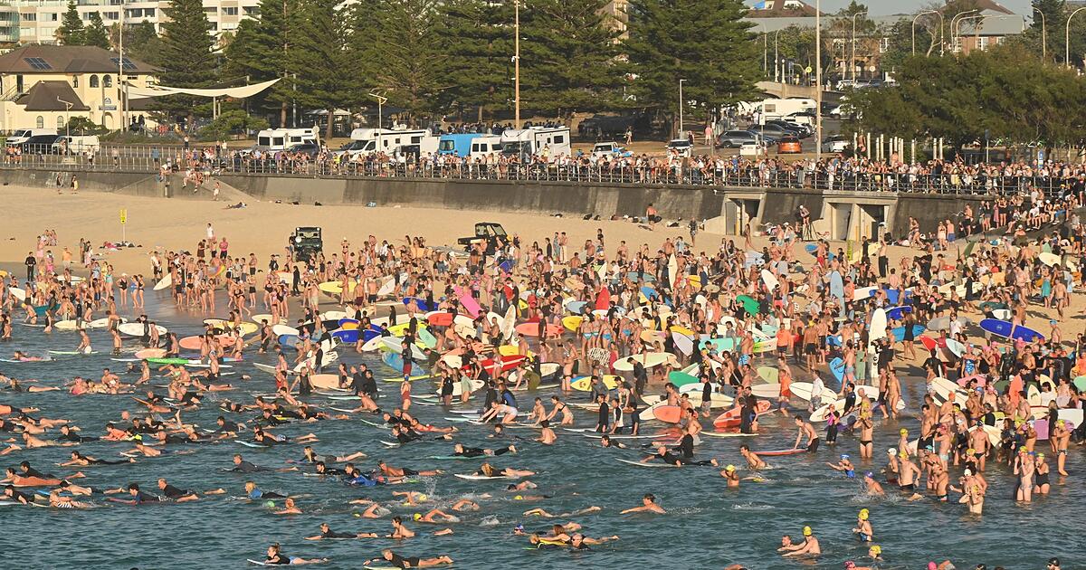 Hunderte-Surfer-gedenken-am-Bondi-Beach-der-Terroropfer