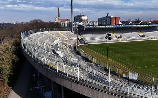Die Westkurve ist nach wie vor un&uuml;berdacht, einer der Punkte, die sich mit einem Umbau sicher &auml;ndern w&uuml;rden.