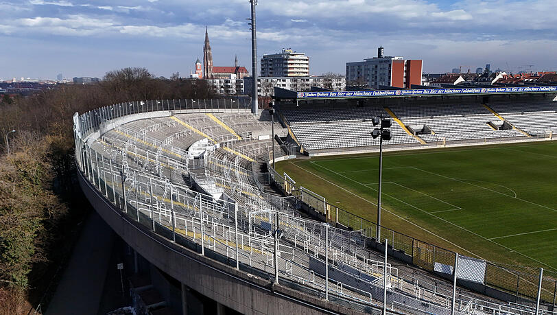 Die Westkurve ist nach wie vor un&uuml;berdacht, einer der Punkte, die sich mit einem Umbau sicher &auml;ndern w&uuml;rden.