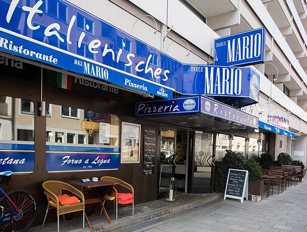 Seit 1966 gibt es die Pizzeria Bei Mario in der Adalbertstraße. Sie soll die neapolitanische Pizza nach München gebracht haben. Seit 1966 gibt es die Pizzeria Bei Mario in der Adalbertstraße. Sie soll die neapolitanische Pizza nach München gebracht haben.