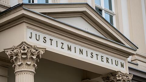 Das Eingangsportal des nordrhein-westf&auml;lischen Justizministeriums in D&uuml;sseldorf. (Archivbild)