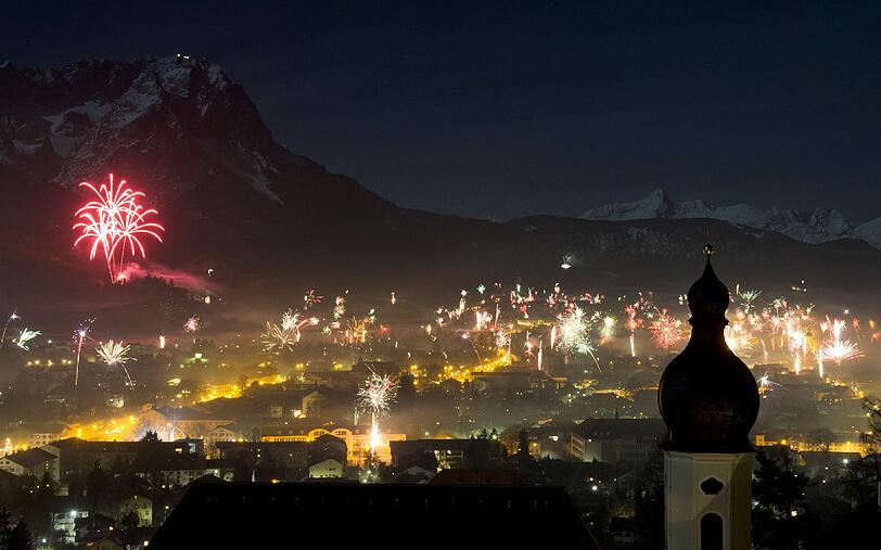 München in der Silvesternacht. Es ist beeindruckend wie sich die vielen einzelnen Feuerwerke zu einem Gesamtkunstwerk zusammenfügen.