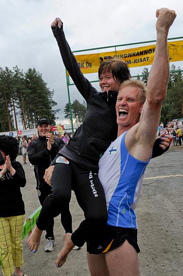 Bereits zum fünften Mal holten sich Taisto Miettinen und Kristiina Haapanen den Titel beim "Wife Carrying". Die spinnen die Finnen."Wife Carrying" in Finnland.