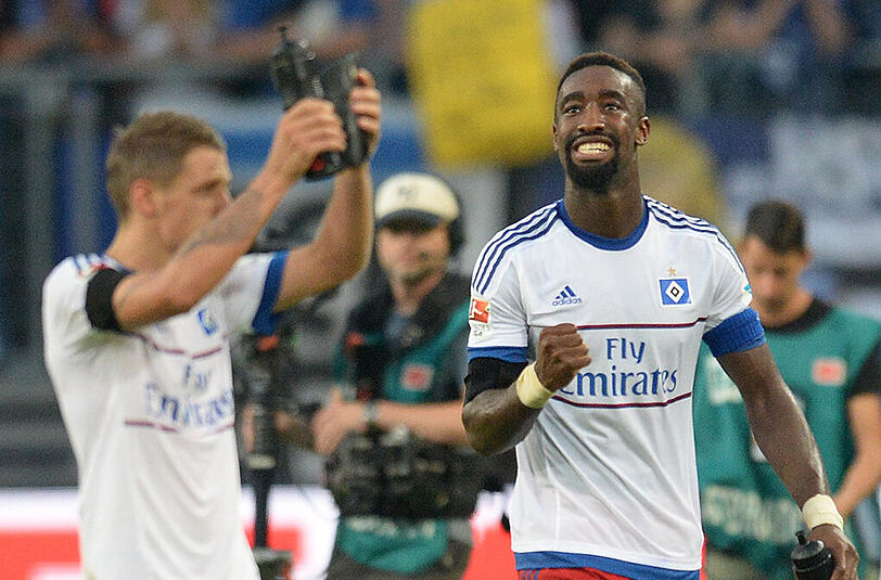 Hamburg feiert Johan Djourou, der mit seinem ersten Bundesliga-Tor überhaupt den ersten Dreier für Hamburg klar machte.