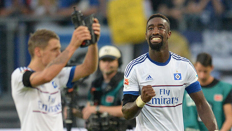 Hamburg feiert Johan Djourou, der mit seinem ersten Bundesliga-Tor überhaupt den ersten Dreier für Hamburg klar machte. Hamburg feiert Johan Djourou, der mit seinem ersten Bundesliga-Tor überhaupt den ersten Dreier für Hamburg klar machte.