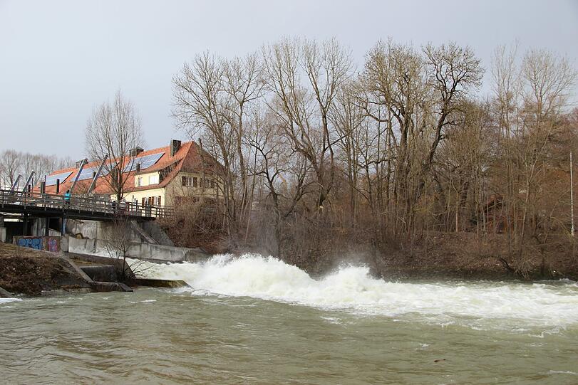 So braust die Isar in die Stadt hinein.