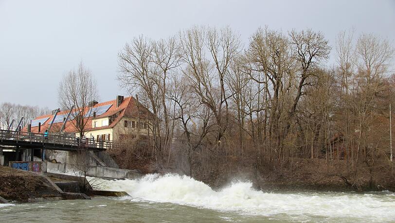 So braust die Isar in die Stadt hinein. So braust die Isar in die Stadt hinein.