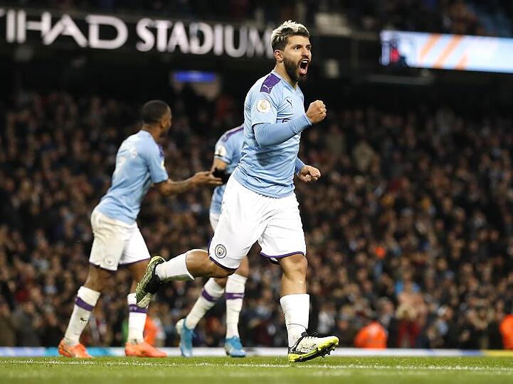 Sergio Agüero (r) von Manchester City erzielte gegen Sheffield United sein zehntes Saisontor.