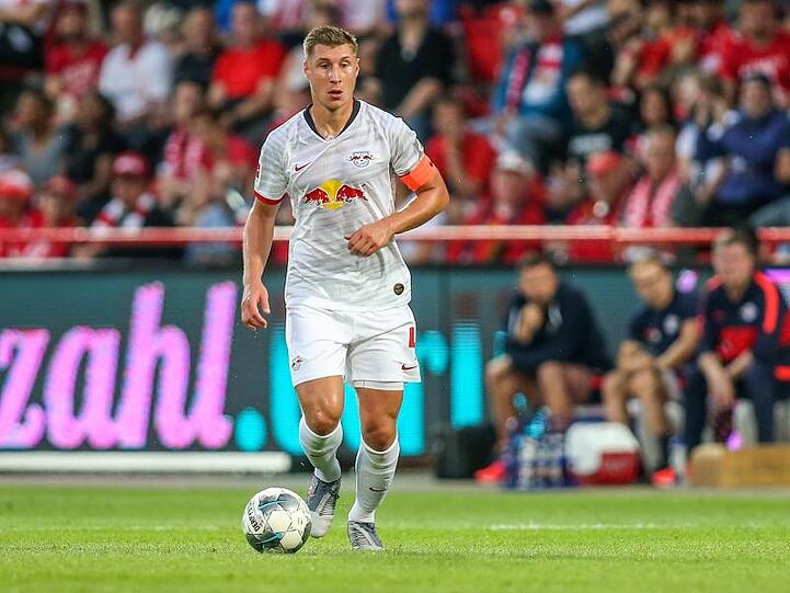 Willi Orban von RB Leipzig läuft mit dem Ball über das Spielfeld. Foto: Andreas Gora/Archivbild