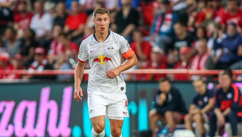 Willi Orban von RB Leipzig läuft mit dem Ball über das Spielfeld. Foto: Andreas Gora/Archivbild Willi Orban von RB Leipzig läuft mit dem Ball über das Spielfeld. Foto: Andreas Gora/Archivbild