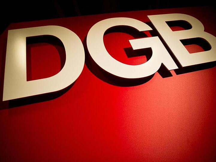 Das Logo des Deutschen Gewerkschaftsbundes (DGB). Foto: Christoph Schmidt/dpa/Symbolbild