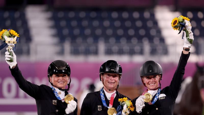 Dorothee Schneider (l-r), Isabell Werth und Jessica von Bredow-Werndl feiern ihr Team-Gold in der Dressur.
