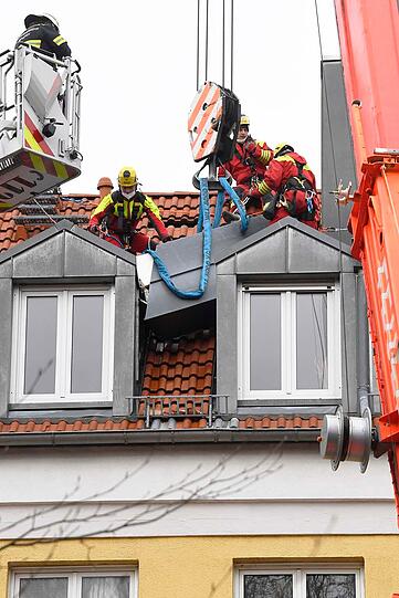 In der Wilramstraße in Ramersdorf stürzte ein tonnenschwerer Dachkamin  ab -  glücklicherweise blieb er zwischen zwei Gauben hängen.