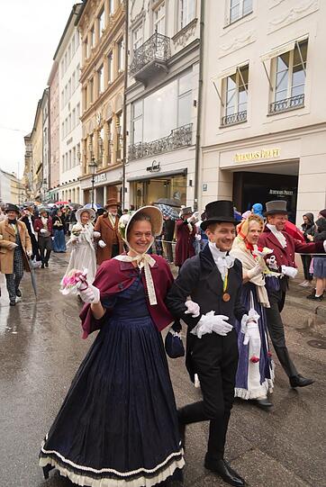 Sonntag ist Trachttag, ganz besonders natürlich beim Trachtenumzug zum Oktoberfest.