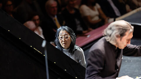 Die Pianistin Mitsuko Uchida und der Dirigent Vladimir Jurowski im Nationaltheater.