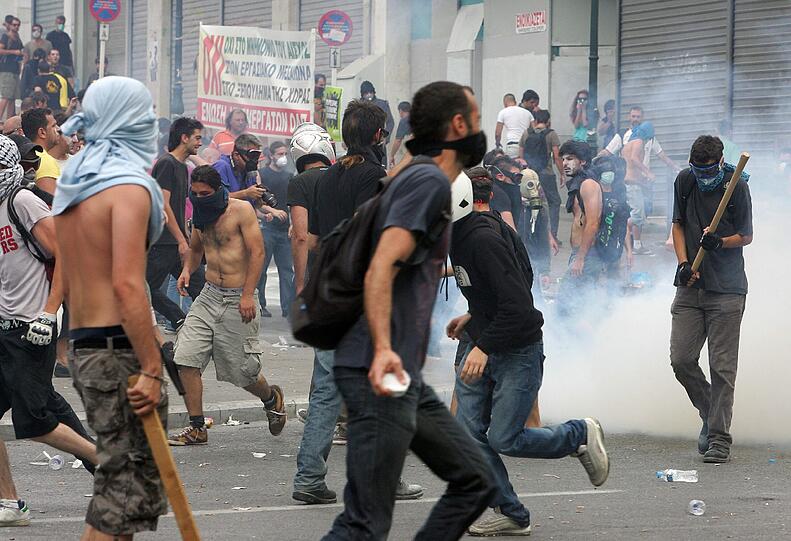 Am Mittwochabend und in der Nacht ist es zu heftigen Straßenschlachten zwischen der Polizei und Demonstranten in Athen gekommen. Mindestens 60 Menschen seien leicht verletzt
worden, berichtete das staatliche Fernsehen (NET). Tausende Menschen protestierten friedlich bis in die frühen
Morgenstunden vor dem Parlament in Athen gegen das harte Sparprogramm
der Regierung.