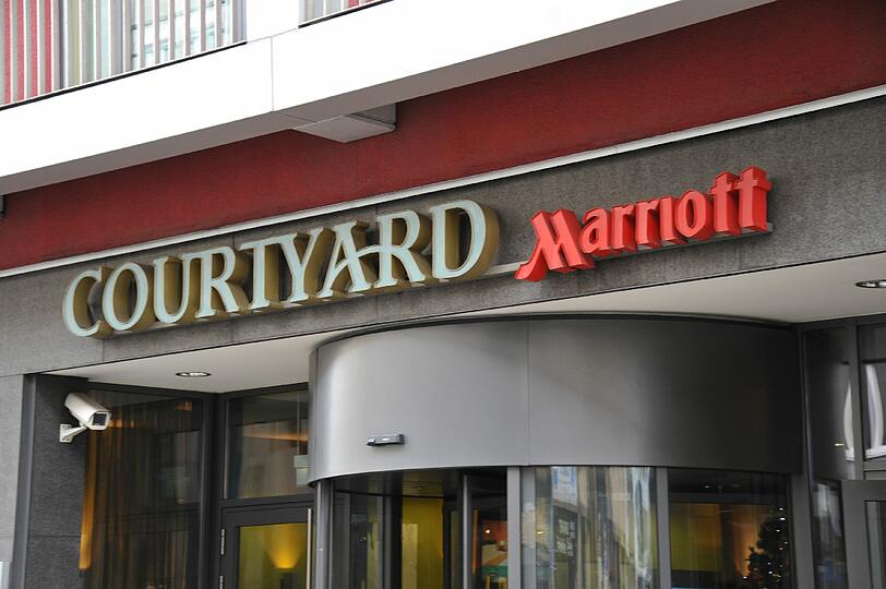 Das Hotel Courtyard by Marriott in der Schwanthalerstraße hat ein unbekannter Schütze ins Visier genommen: Bilder zeigen die Einschüsse.