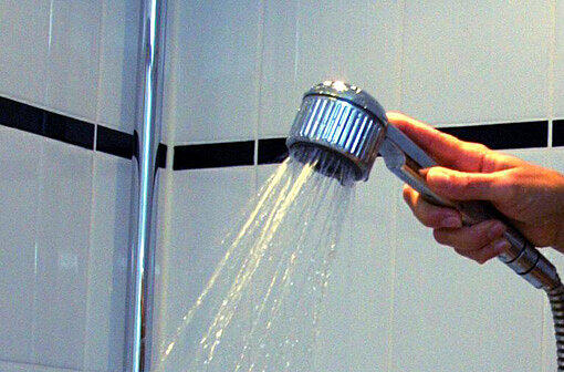 Abwassergebühren: Nicht nur frisches Wasser kostet &ndash; auch für die Entsorgung von Schmutz- und die Ableitung von Niederschlagswasser werden die Münchner zur Kasse gebeten. Die Schmutzwassergebühr liegt seit 1999 bei 1,56 Euro pro Kubikmetern, nachdem sie damals gesenkt worden ist. Auch der Satz für Niederschlagswasser ist seit Jahren konstant hoch und liegt derzeit bei 1,30 Euro pro Quadratmeter. Im Jahr kommen für den Durchschnittsmünchner dabei Abwassergebühren in Höhe von 97 Euro zusammen. Im Laufe eines Lebens &ndash; gemessen an der aktuellen Lebenserwartung von 81 Jahren, kommen rund 7900 Euro zusammen.