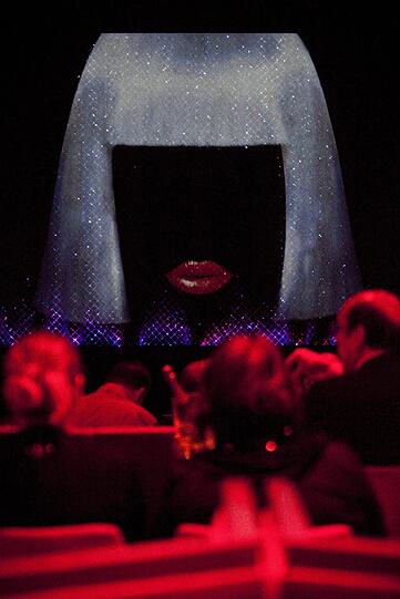 "Crazy Horse Cabaret" begeistert weltweilt mit seiner heißen Show.