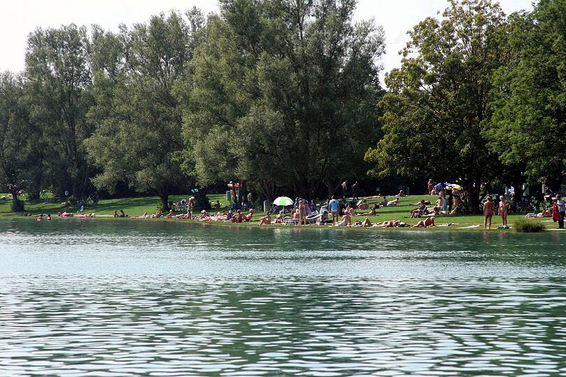 Gruppenerlebnis: Fernigasee

Beschreibung: Der See bei Unterföhring ist von 21 Hektar Liegewiesen umgeben. Es gibt einen Surfbereich, Volleyballfelder, Biergarten, Sandstrand und Spielplätze.

Charakteristik: Wer Ruhe sucht, ist hier falsch, Spaß an Gruppen-Erlebnissen sollte man schon mitbringen: Während des Sommers kommen täglich bis zu 30 000 Besucher. Auf der Halbinsel werden wochenends bis zu 6000 Nacktbader gezählt.

Erreichbarkeit: Es empfiehlt sich, mit den Öffentlichen oder Radl anzureisen. Die S-Bahnstation Unterföhring liegt nur knapp einen Kilometer entfernt, der Radlweg zum See ist gut ausgeschildert.

Verpflegung: Gaststätte mit Biergarten, Kioske
Wasserqualität: gut
2013 und 2012, jeweils im August, sind allerdings Zerkarien im See festgestellt worden. Die Saugwürmer können beim Menschen Quaddeln verursachen.