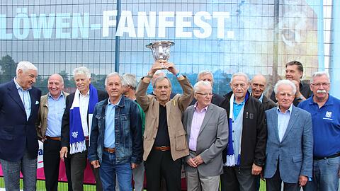 Da ist das Ding: Die Löwen-Legenden um Fredi Heiß feiern das neue Pokal-Duplikat- 50 Jahre nach dem Gewinn. Die Bilder der Meisterlöwen in der Klickstrecke.