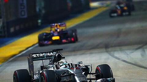 Lewis Hamilton auf der Fahrt zum Sieg im Großen Preis von Singapur.
